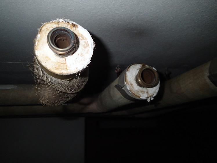 Det ble i loftsetasjen registrert en mengde isolerte rør som kan inneholde asbest i rørstrekninger, rørbend, og ender.