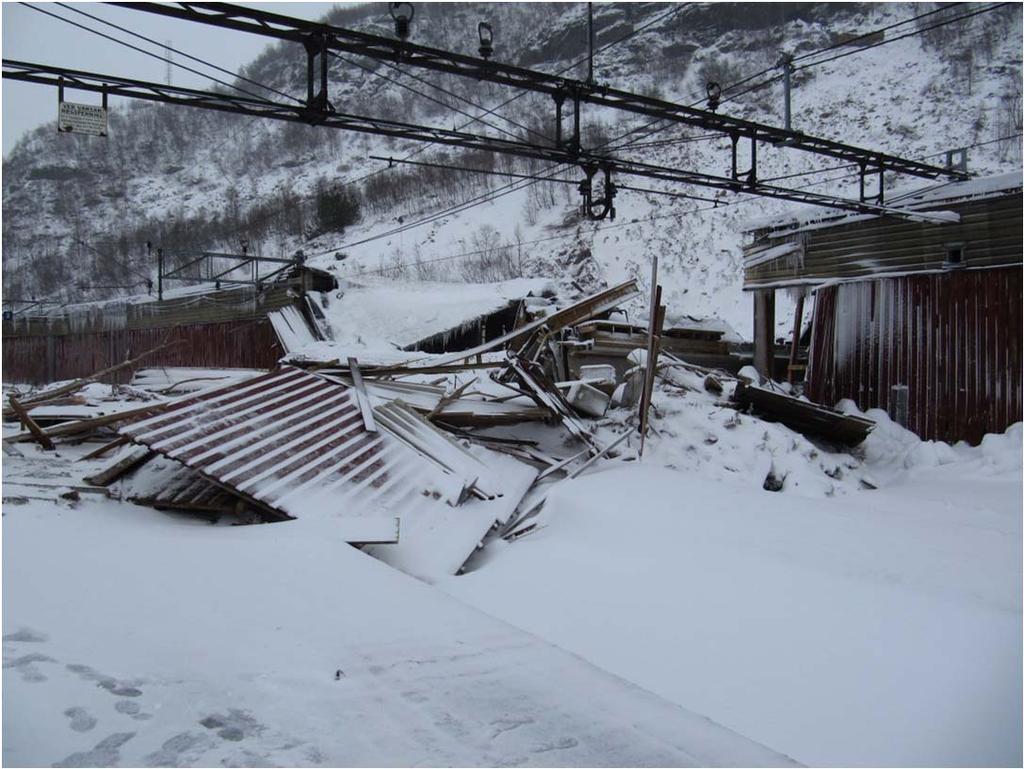 Rekonstruksjon av 20 meter langt snøoverbygg i betong over 5 spor på Myrdal stasjon etter løsmasseskred i 2011.