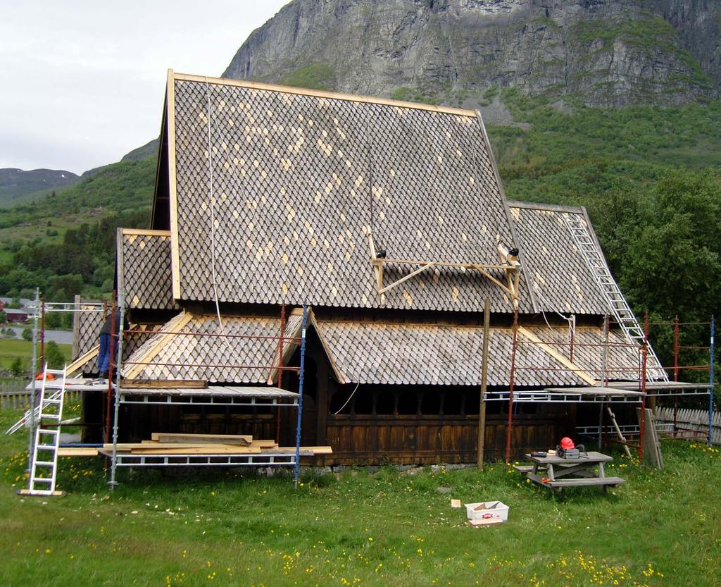 Stavkyrkjeprogrammet: Kyrkja slik ho stod under arbeidet med taket. Foto: Einar Karlsen. Riksantikvarens arkiv. Øye stavkyrkje BYGNINGSBESKRIVING Øye stavkyrkje ligg i Vang kommune i Oppland.