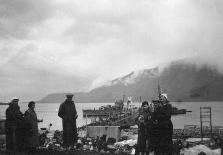 Kulldrift i medgang og motgang frem til evakueringen i 1941 Det var det amerikanske selskapet Arctic Coal Company som gikk i gang med gruvedrift i 1906 ved Adventfjorden i området som i dag er