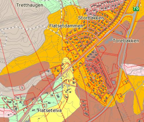 Vi ser ut fra løsmassekart og skredkart at grunnforholdene på overflaten i området består av breelvavsetninger (orange) og elveavsetninger