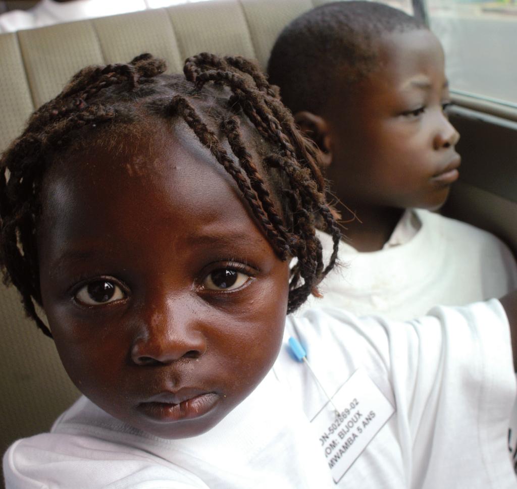 بیجوکس موامبا 5 سال. در راه بازگشت به خانه. یک اتوبوس پر از اطفال خردسال در راه رفتن به فرودگاه کینشاسا. کودکان برای بازگشتن به خانه خیلی ذوق زده هستند.