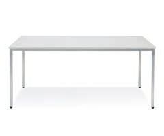 2 trapes bord, i tillegg til 8 stk Polo konferansestoler. Bordets totalmål slik det er vist, er 3200 x 1600 mm.