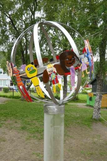 Skulpturparken Hvert år i juni har vi en skulpturutstilling på uteområdet i barnehagen. Her deltar alle gruppene med sine bidrag.