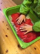 Her kommer noen eksempler: Pepperkakehus : Alle barna kjevlet selv ut deigen og la på malene til pepperkakehuset