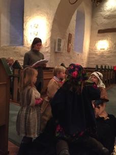 Det ble engler, konger, hyrder, Josef og Maria. Vi spilte hele juleevangeliet, mens vi sang sanger som passet til. Vi gikk turen til og fra kirken, sammen med Gauper og Rever.
