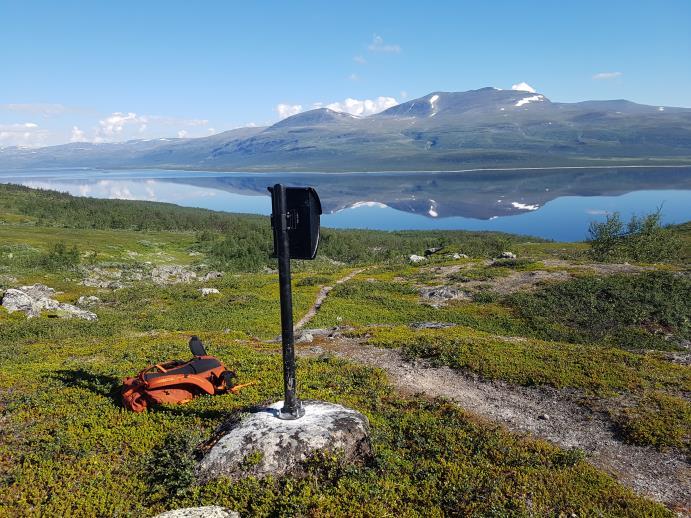 OPPSETTINGAV BESØKSKASSE I RØKSKARDET.