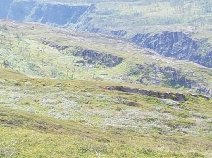 Fra brua og sørover følger stien stort sett helt tørt terreng på skrå oppover langs en morenerygg. Det er merket med rødmalte steiner.