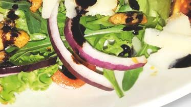 Served with a green salad. NÅ ENDA BEDRE! 105 SMØRBRØD MED SERANOSKINKE Focaccia med seranoskinke, pesto, tomat og salat.