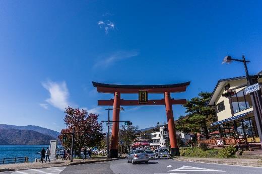 Et myldrende folkeliv i mega storbyer, vakre rolige tempelområder, kimonokledde kvinner og naturskjønne områder danner en flott og spesiell miks.