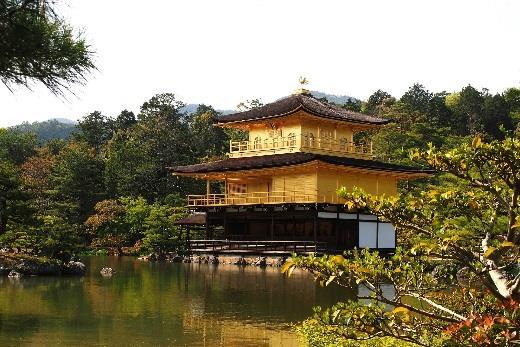 Bygningen som etter hans død ble til et Zen-tempel ligger vakkert til i speilbildet av dammen utenfor.