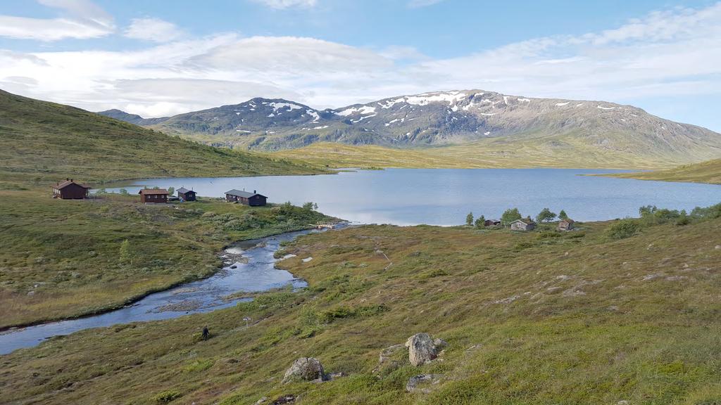 Landskapsrommet med eksisterende bebyggelse Landskapsrommet med det nye bygget Merknad: 0 1 2 3 1:250 (A1) / 1:500 (A3) 5 10 15 20 Prosjekt: Prosjekt nr: Byggherre: Dato: Tegnet av: Kontr: