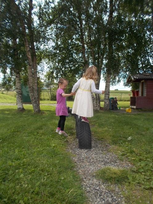 OVERGANG FRA SMÅBARN TIL STORBARN Mål Vi ønsker at barna skal oppleve det gjennom: VOKSENHANDLING Personalet i barnehagen skal: Vi som foresatte kan bidra med: Barna skal bli kjent med den nye