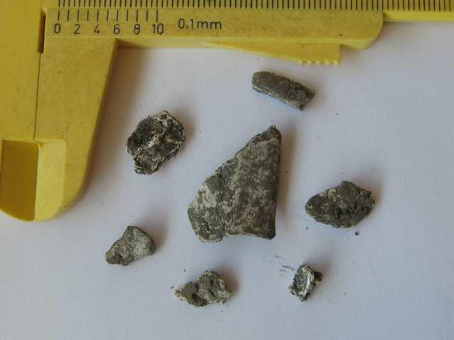 De lå spredt ut over hele strukturen. Ved vasking av kullprøve F8-2 ble det også funnet to fragmenterte keramikkbiter.
