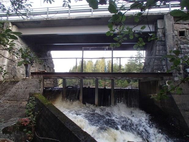 Etter samløp med østre og vestre vannvei renner elva ut i Bakkevann: Bakkevann: : 0,56 km². Med 1,3 m regulering og magasinvolum 760 000m³. HRV = kt.37 Omstøpt mur- /betong-dam.