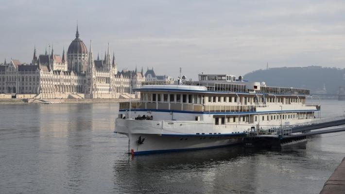 Grand Jules - Boat Hotel Hotellbåten ligger ved bredden av elven Donau midt i Budapest, Ungarns hovedstad.