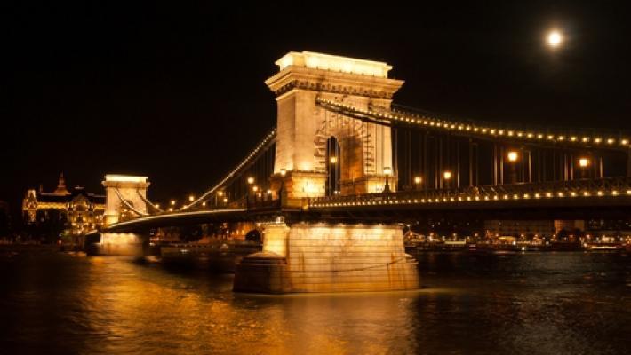 igjen i 1949. Kjedebroen er en av Budapests største severdigheter og garantert verd et besøk! Den berømte kjedebroen var ferdig i 1849. Kongepalasset (2.