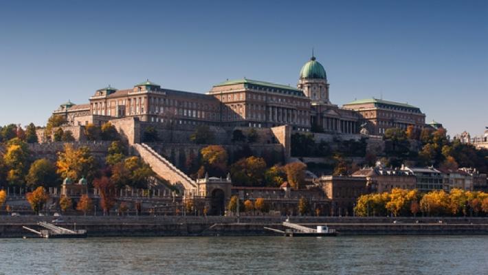 Budavari Palota benyttes av Ungarns president. Parlamentet i Budapest (3.3 km) Det fantastiske parlament i Budapest er nærmest ikke til å unngå, og det er nok en av de mest kjente bygningene i Ungarn.