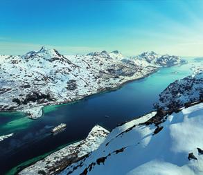 Helt starten av Hurtigruten i 1893 har det å kte gods som mat, post og medisiner vært en viktig oppgave for oss, dermed kan vi si at vi har vært en livsnerve langs kysten i 125 år.