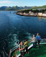 Seilasen gjennom vakre Vesterålen og videre mot like vakre Lofoten er selve høydepunktet på reisen for mange.