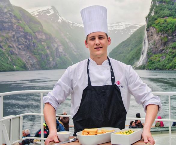 Livet om bord CRUISE-KORT OG VALUTA Hurtigruten tilbyr et cruisekort til alle som reiser med oss og som har bestilt lugar. Cruisekortet kan benyttes til alle kjøp om bord.