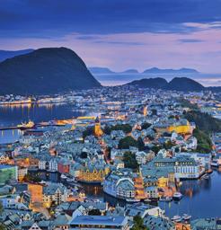 Hjørundfjorden regnes som en nasjonalskatt, men fjorden i seg selv er ikke mye besøkt. Andre cruiseskip seiler forbi, det er bare vi som seiler inn i denne fjorden.