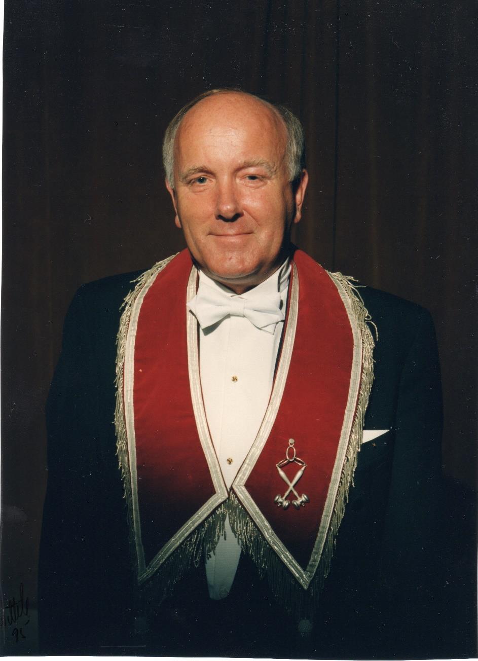TOR HERBERT CARLSEN var Logens fjerde Overmester, fra 1993 til 1995. Han ble født 17.3.1944 og døde 24.4.2011.