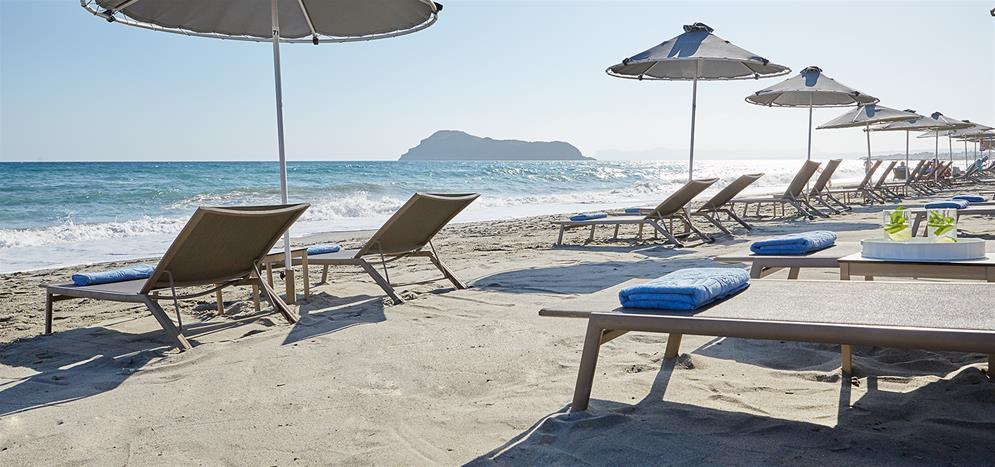 Minoa Palace ligger nydelig til ved sandstranden her finnes gratis solsenger og parasoller for hotellets gjester. Elounda Fra flyplassen i Heraklion til Elounda og Agios Nikolaos tar det ca. 1.