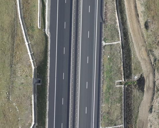 Podeţ cu deschiderea de 1m (stânga) şi viaduct din lungul sectorului 2B Câmpia Turzii - Gilău In forma iniţial proiectată apar 304 astfel de structuri.