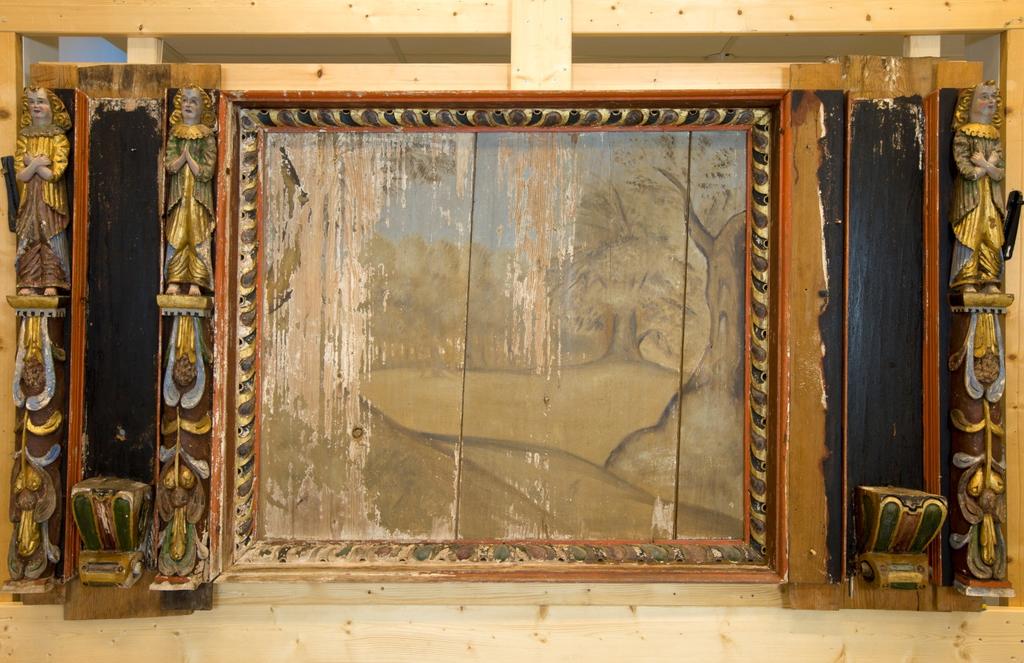 Foto NIKU BW Figur 3 Sentralfeltet av epitafiet før konservering i 2012. I midten er maleriet med et tomt landskap.