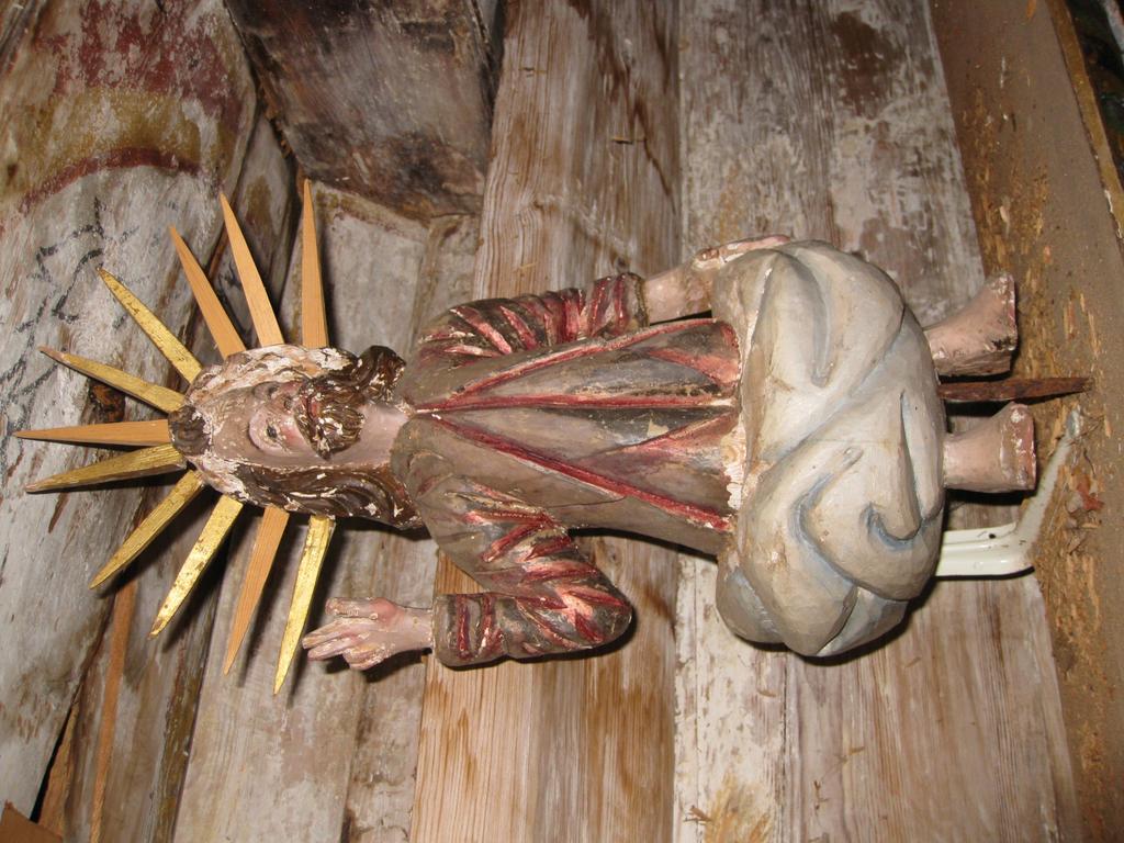 NIKU Oppdragsrapport 73/2012 Figur 11 Skulptur Seirende Jesus øverst på epitafiet før konservering.