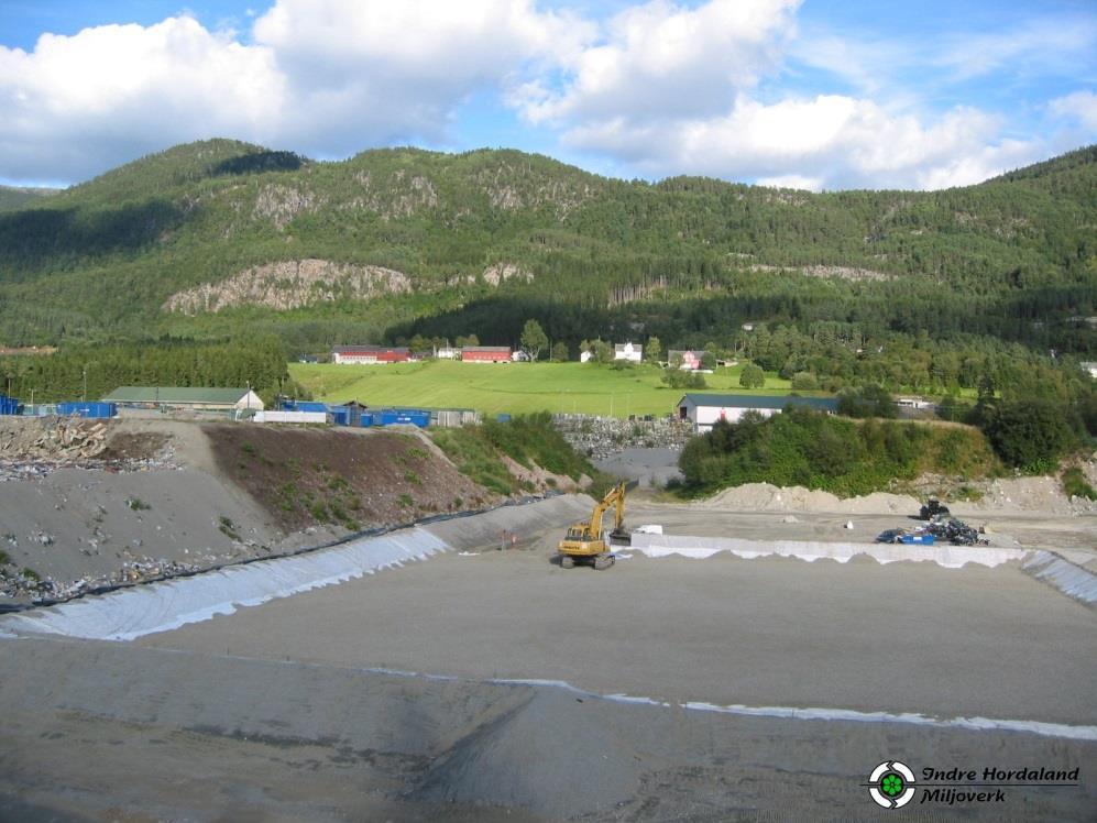 Figur 8: Arbeid med utvidelse av Bjørkemoen avfallsdeponi i 2003. Etablering av bunntetting. Foto: Indre Hordaland Miljøverk.