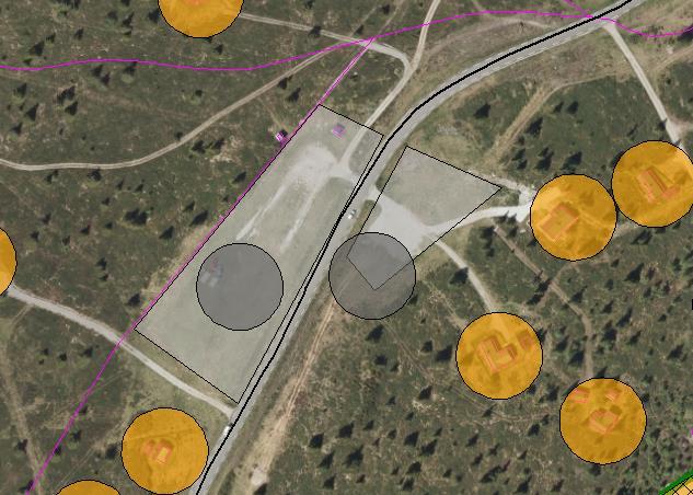 Disse er ikke i samsvar med utstrekningen av eksisterende parkeringsplasser. Arealformålet i ny plan er forsøkt tilpasset dagens arealbruk, jf figuren nedenfor.