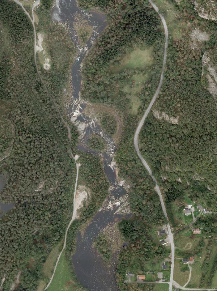 Figur: Flyfotoene viser oversikt over elveløpet mellom Gullestad og Svindland. Vi ser at vegetasjon har etablert seg på øyer ute i elven, samt i flomsoner langs bredden.