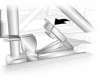 Seter og sikkerhetsutstyr 53 Senk låsehakene og skyv dem inntil de er låst sikkert på plass. Sørg for at de visuelle markeringene på låsehakene er korrekt tilpasset.