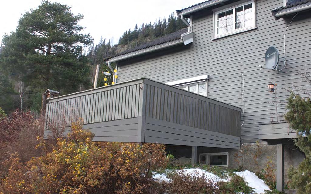 Eksisterende situasjon Hoveduteplass er på balkong i hovedetasje, på sørsiden av huset. Rekkverket er i trekonstruksjon med stående bord. Dagens støynivå er beregnet til ca 56dB.