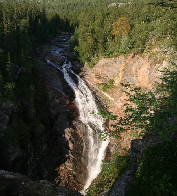 Figur 3. Almdalsforsen 150 meter nedstrøms inntaket til kraftverket.