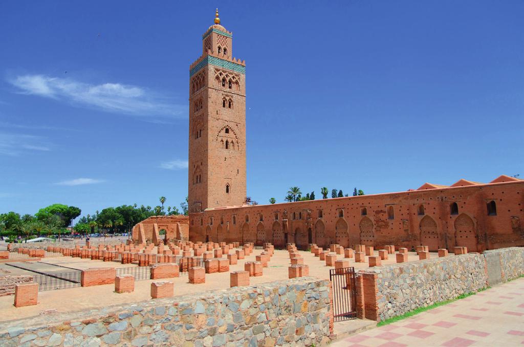 Etter lunsj får vi en guidet byrundtur, og ser blant annet Kasbah Oudayas, Hassans tårn og mausoleet til Mohammed V. Vi får tid til å vandre rundt i byen på egen hånd før vi fortsetter til Meknes.