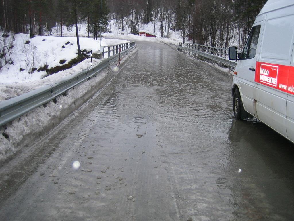 Alt for små avløpsrør på broa. Rekkverkskonstruksjon hindrer snøen.