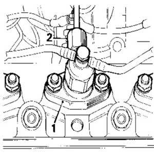 mutteren på dyserøret som er tilkoblet dysen (mutter nr.2 på figur nr.l) på den mistenkte dyse og kjør motoren sakte.