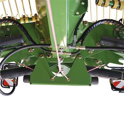 Betjen det enkeltvirkende styreapparatet (1+) til rotorene er løftet til transportstilling. Slipp wiren. 4 Fig.