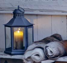 Stemningen stiger i takt med at vi pakker ut møbler, tekstiler, små og store pynteting, lamper og tepper. Gleden ligger i å skape den rette hjemlige atmosfæren.