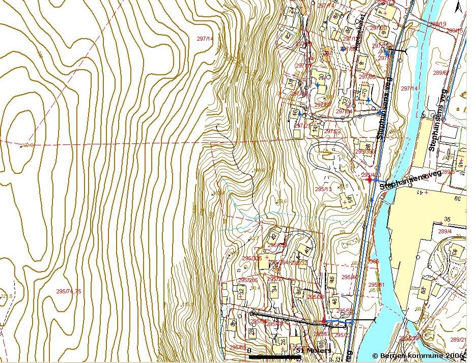 2 4 Beskrivelse Typiske sprekkeretninger 30-60 Skredutsatt område Profil Evt. fangvoll Topografi og løsmasseforhold Det aktuelle utbyggingsområdet ligger ved foten av en bratt fjellside.