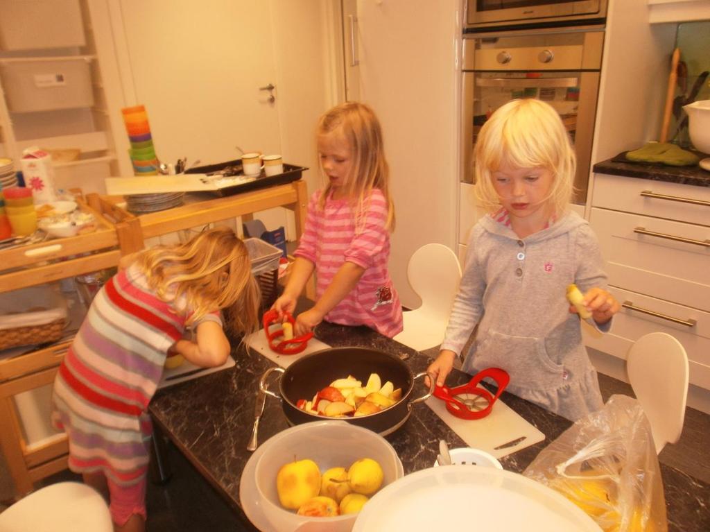 GJENNOMFØRING Saftlaging Vi lagde eple- og pæresaft. Jentene som fant på ideen var med i hele prosessen.