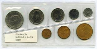 Samlingen omfatter 1-ører til 20 kr i 1 perioden 1876 til 2013. Videre medfølger en 25 kr i sølv fra 1970, og 5 sk.mynter. Varierende kvalitet.
