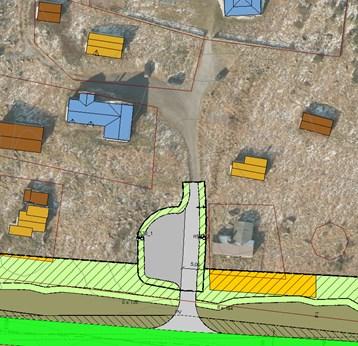 Figur: Flyfoto over avkjøringa til St. Tomaskyrkja på Kyrkjestølen med reguleringsplan for E16 (0545R085) og forslag til ny reguleringsplan; sistnemnte er vist innanfor svart strek.