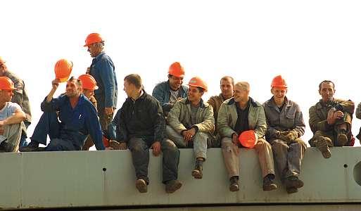 Hvem vi er og hva vi vil Aker Yards har ansatte ved 17 verft i syv land. Bildet under viser noen av de 3 000 verftsarbeiderne ved Damen Shipyards Okean i Ukraina.