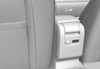 KLIMAANLEGG Elektrisk oppvarmede forseter* Oppvarmingen av forsetene har tre nivåer. Det øker komforten for fører og passasjer når det er kaldt. Laveste varmenivå - et oransje felt lyser i skjermen.