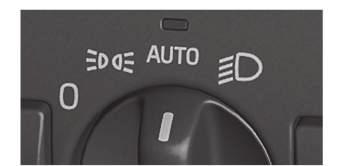 INSTRUMENTER OG BETJENINGSELEMENTER Aktivering/deaktivering AHB kan aktiveres når lysbryteren står i posisjon (forutsatt at funksjonen ikke har vært deaktivert i menysystemet MY CAR, se MY CAR (s.