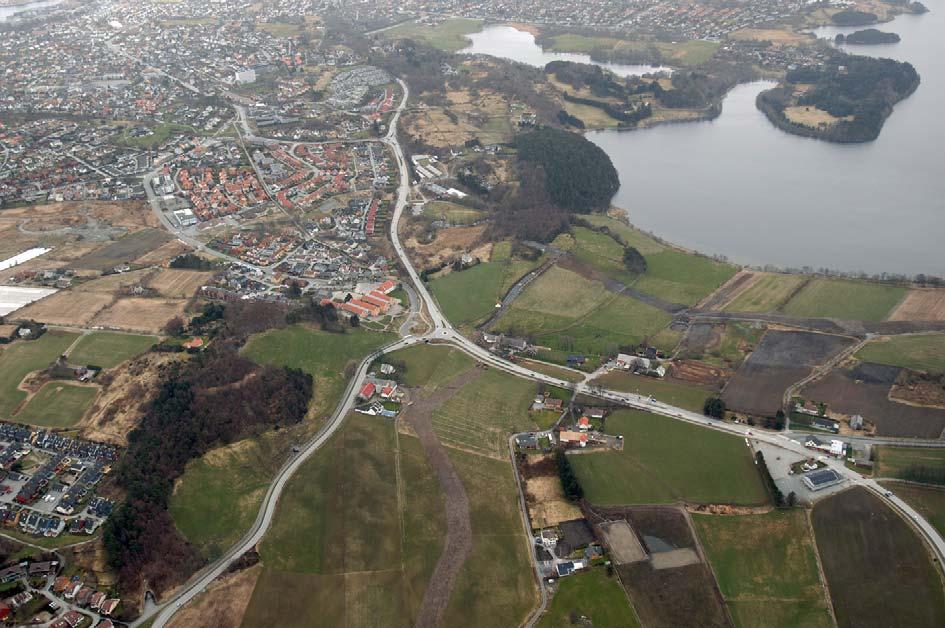 26 Hålandsvatnet og den overordende grøntstrukturen definert i FDP for langsiktig byutvikling på Nord Jæren vest for tiltaket.